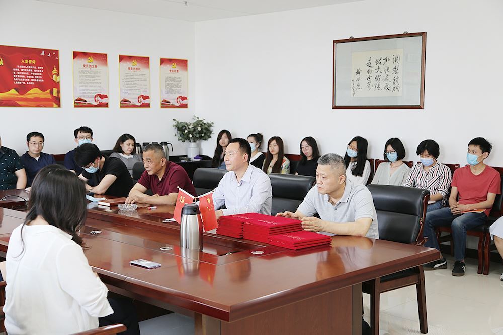 山東出版?zhèn)髅焦煞萦邢薰緝?nèi)容圖片展示